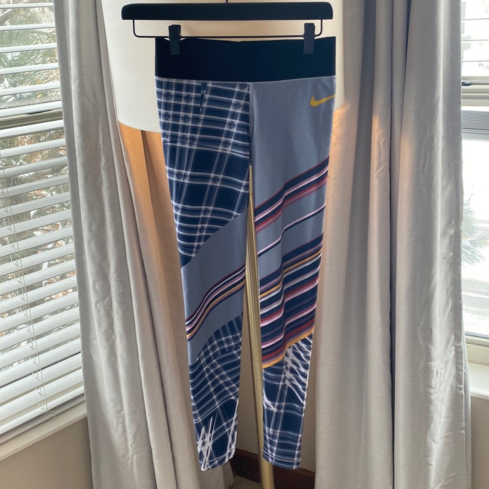 Nike hyperwarm leggings. Xs.
